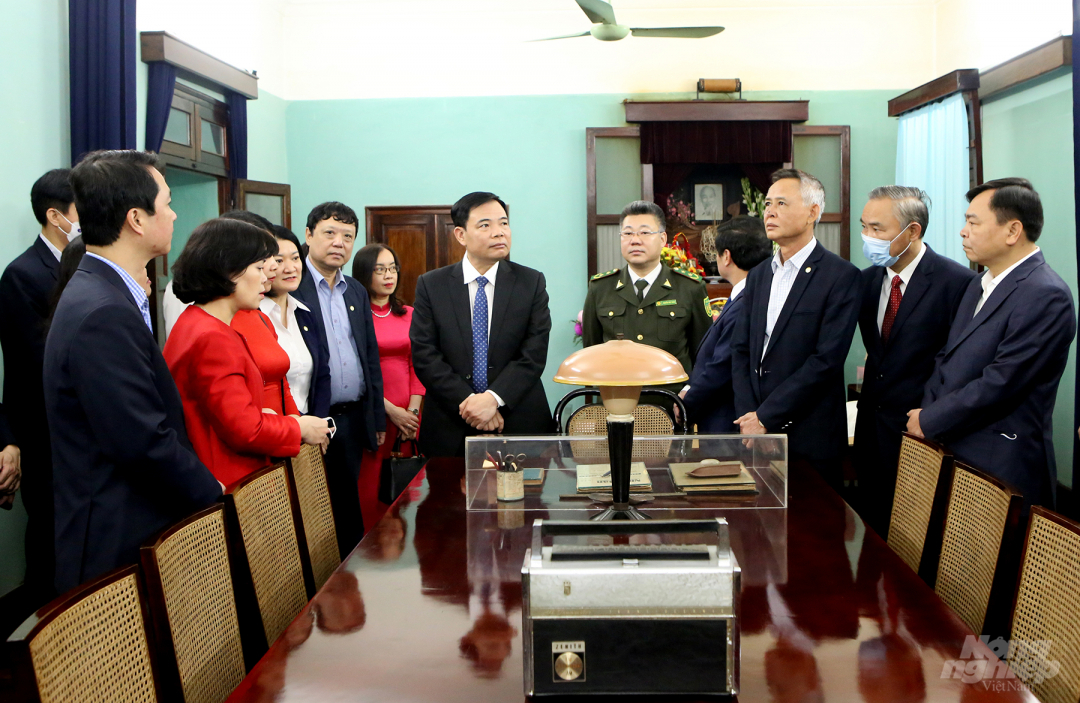 Đoàn lãnh đạo Bộ NN-PTNT tham quan trưng bày những kỷ vật gắn với cuộc đời của Chủ tịch Hồ Chí Minh tại Phủ Chủ tịch. Ảnh: Minh Phúc.
