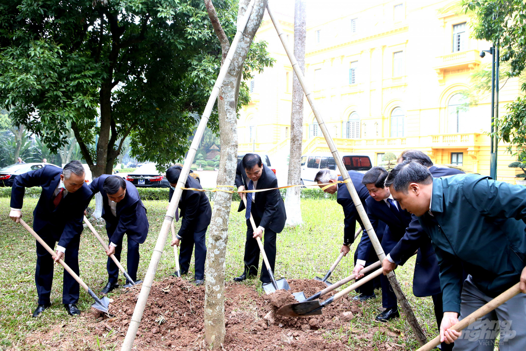 Lãnh đạo Bộ NN-PTNT cùng đại diện các đơn vị thuộc Bộ trồng cây lưu niệm tại khuôn viên Khu di tích Phủ Chủ tịch. Ảnh: Minh Phúc.