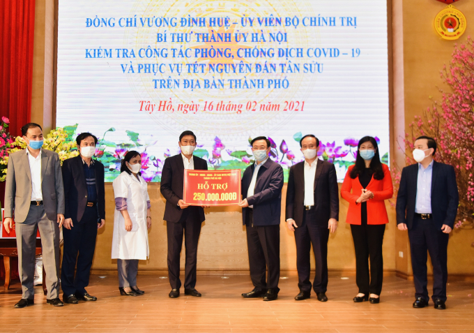 Bí thư Thành ủy Hà Nội trao hỗ trợ cho quận Tây Hồ phòng, chống dịch Covid-19.