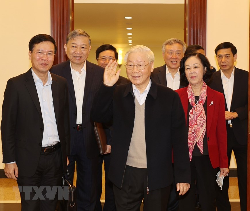 Tổng Bí thư, Chủ tịch nước Nguyễn Phú Trọng và các đồng chí trong Bộ Chính trị, Ban Bí thư đến dự phiên họp. Ảnh: TTXVN.