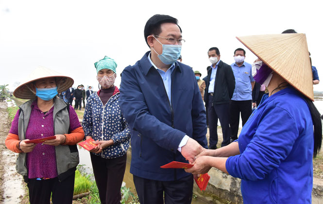 Bí thư Vương Đình Huệ thay mặt lãnh đạo Thành phố Hà Nội chúc tết nông dân xã Dị Nậu.