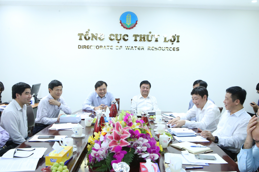 Hai Thứ trưởng Bộ NN-PTNT Lê Minh Hoan và Nguyễn Hoàng Hiệp và đại diện các cục, vụ của Bộ NN-PTNT làm việc tại Tổng cục Thủy lợi vào sáng 26/2. Ảnh: Minh Phúc.