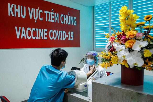Nhân viên y tế khám sàng lọc cho người thuộc diện ưu tiên tiêm phòng vacxin Covid-19 đợt 1.