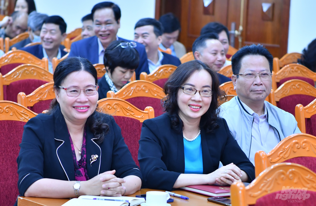Đồng chí Nguyễn Thị Kim Anh (hàng đầu, ở giữa) - Vụ trưởng Vụ Pháp chế (Bộ NN-PTNT). Ảnh: Minh Phúc.