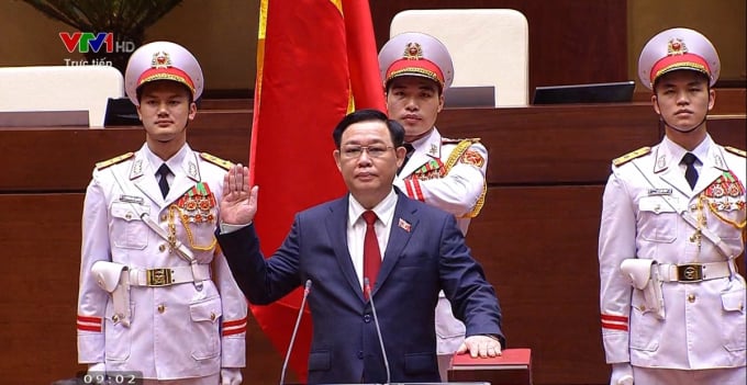 Ông Vương Đình Huệ tuyên thệ nhậm chức trước Quốc hội và đồng bào, cử tri cả nước, với Hiến pháp.