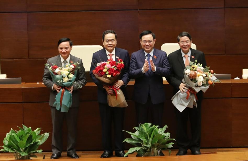 Chủ tịch Quốc hội Vương Đình Huệ tặng hoa 3 tân Phó Chủ tịch Quốc hội. 