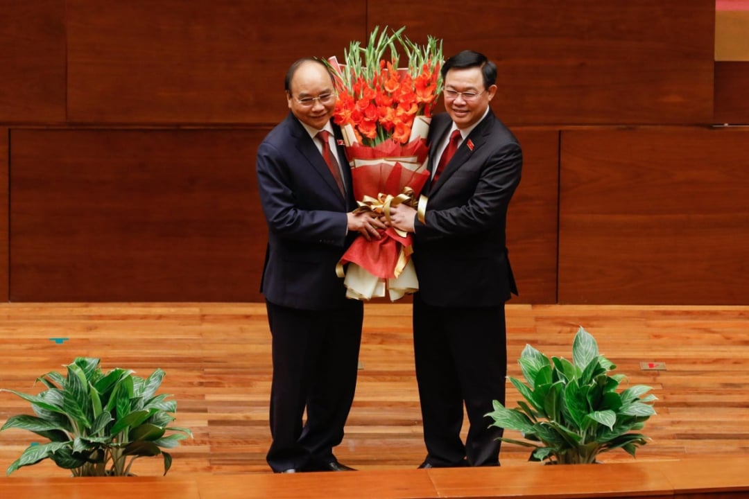 Chủ tịch Quốc hội Vương Đình Huệ (phải) tặng hoa chúc mừng Tân Chủ tịch nước Nguyễn Xuân Phúc.