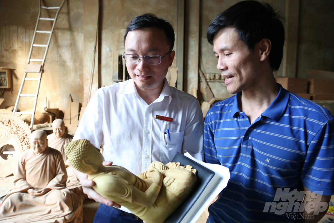Để đầu tư 3 máy điêu khắc CNC tự động, ông Nguyễn Đức Duy đã vay 3 tỷ đồng từ Agribank. Nhờ đó, giảm công lao động, rút ngắn thời gian hoàn thành sản phẩm. Ảnh: Minh Phúc.