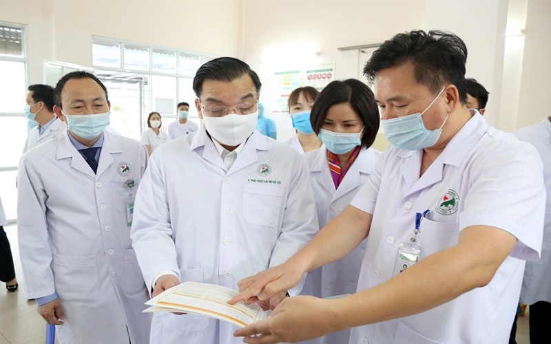 Chủ tịch UBND TP. Hà Nội Chu Ngọc Anh kiểm tra công tác phòng, chống dịch Covid-19 tại Bệnh viện đa khoa Đức Giang.