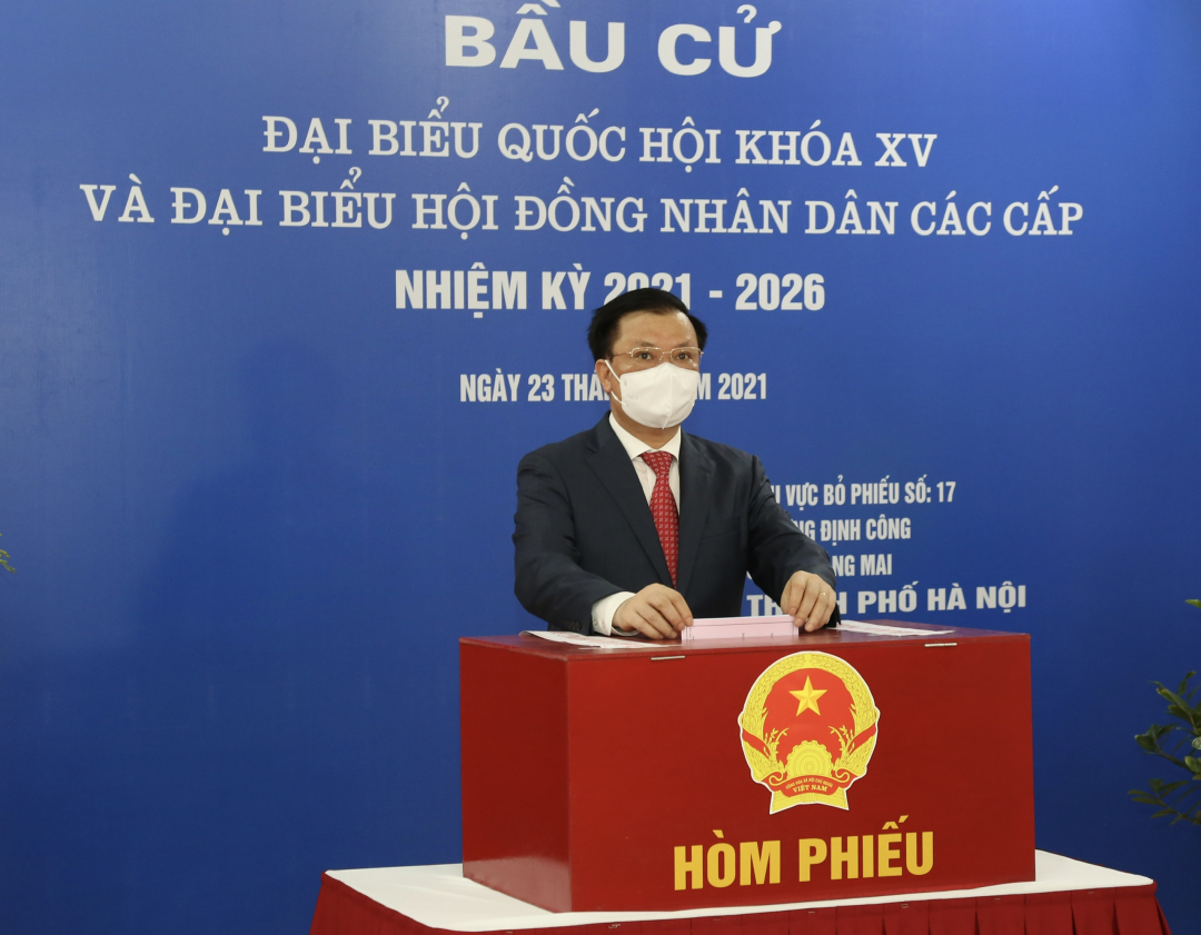 Bí thư Thành ủy Hà Nội Đinh Tiến Dũng bỏ phiếu bầu cử đại biểu Quốc hội và HĐND các cấp nhiệm kỳ 2021 - 2026 tại Khu vực bỏ phiếu số 7, phường Định Công, quận Hoàng Mai.