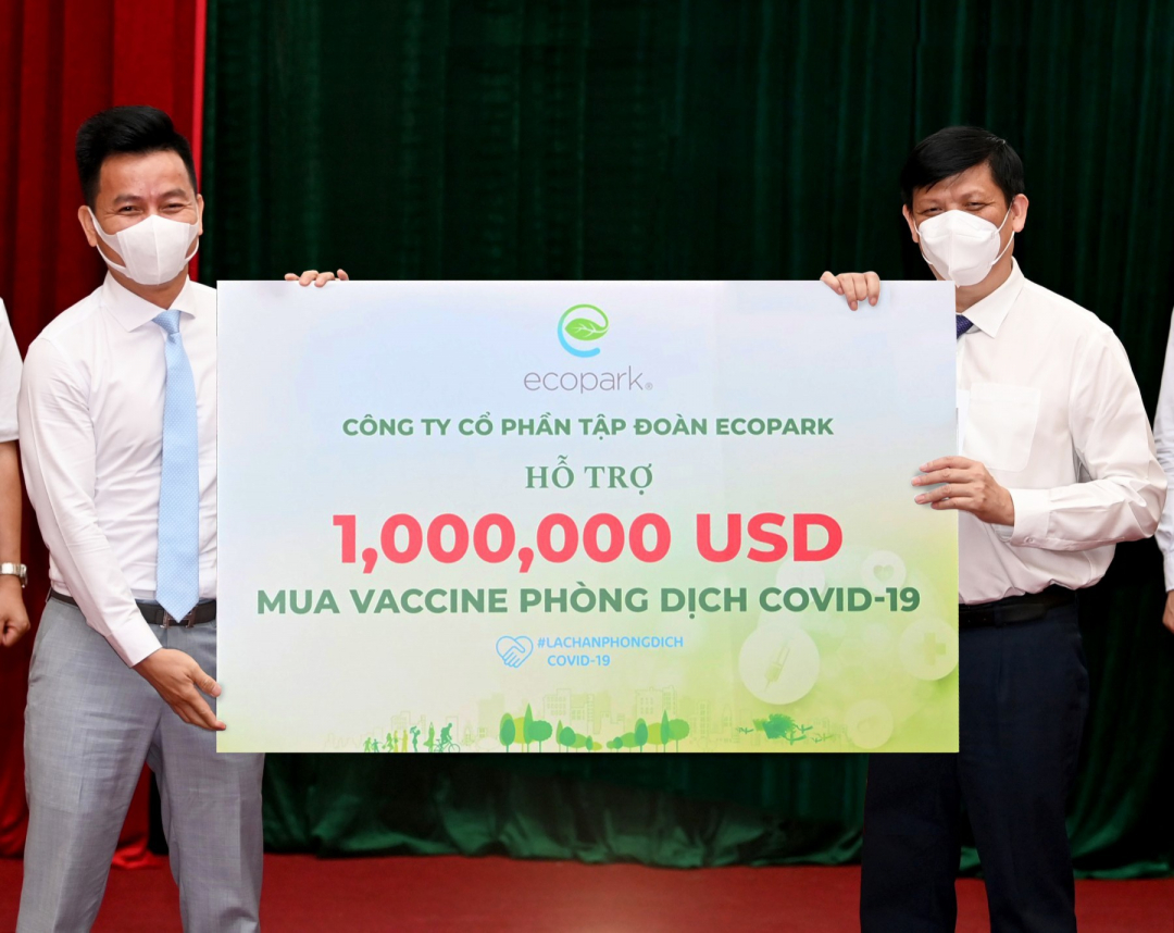 Đại diện Tập đoàn Ecopark đã trao tặng 1 triệu USD, tương đương 23 tỉ đồng vào quỹ vacxin Covid-19.