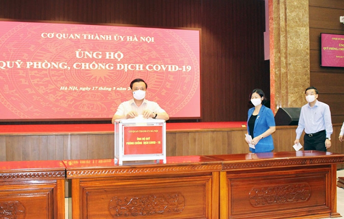 Thường trực Thành ủy Hà Nội ủng hộ Quỹ phòng, chống dịch Covid -19 của thành phố.
