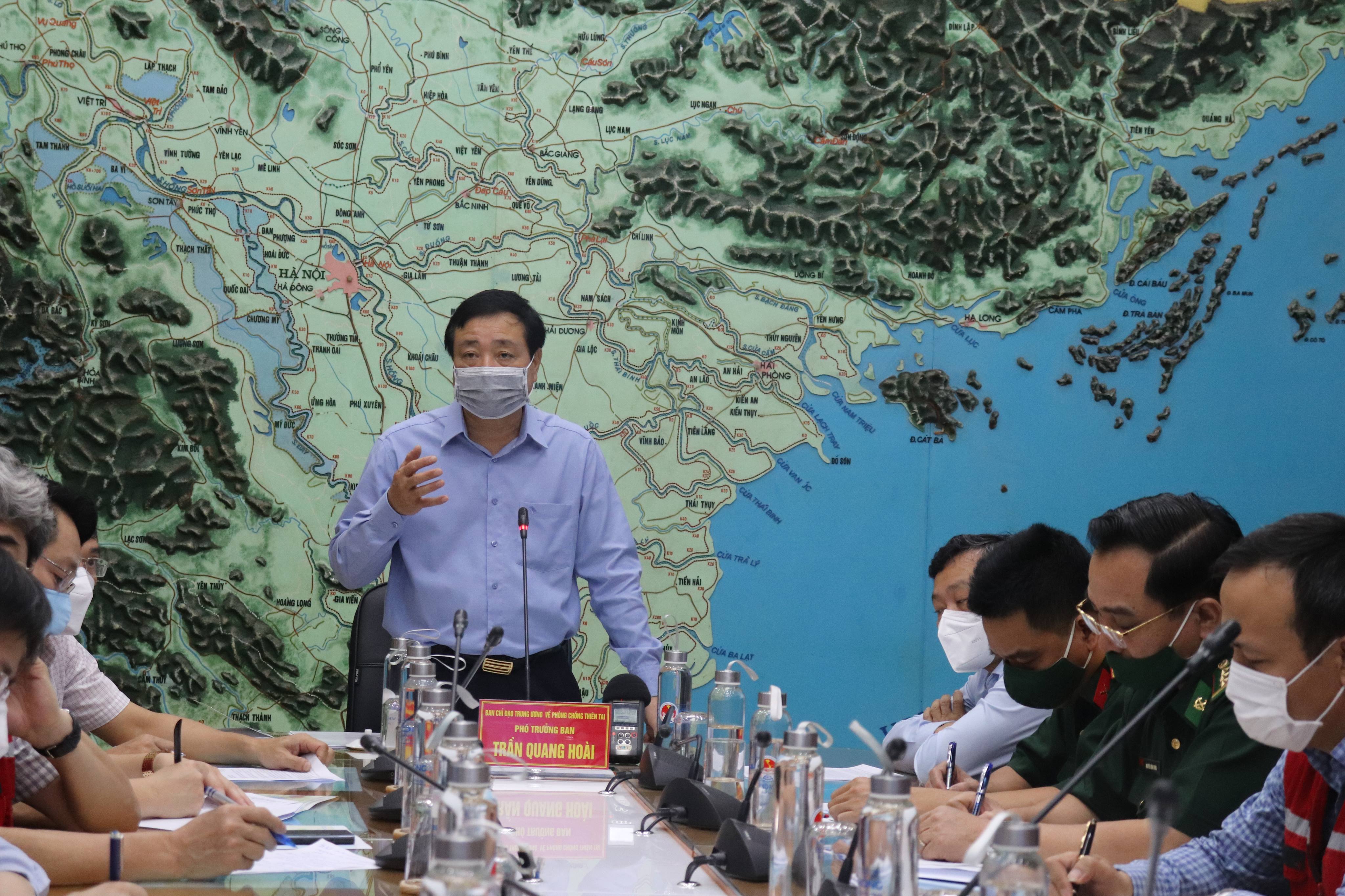 Ông Trần Quang Hoài - Phó trưởng Ban Chỉ đạo Trung ương về PCTT chủ trì cuộc họp bàn giải pháp ứng phó trước diễn biến áp thấp nhiệt đới (ATNĐ) có khả năng mạnh lên thành bão trên Biển Đông.