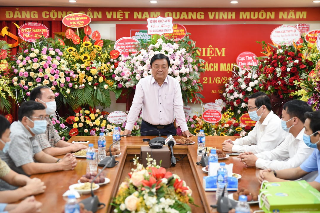 Bộ trưởng Bộ NN-PTNT chia sẻ cùng đội ngũ lãnh đạo, phóng viên, biên tập viên và người lao động Báo Nông nghiệp Việt Nam vào chiều 21/6. Ảnh: Đinh Tùng.