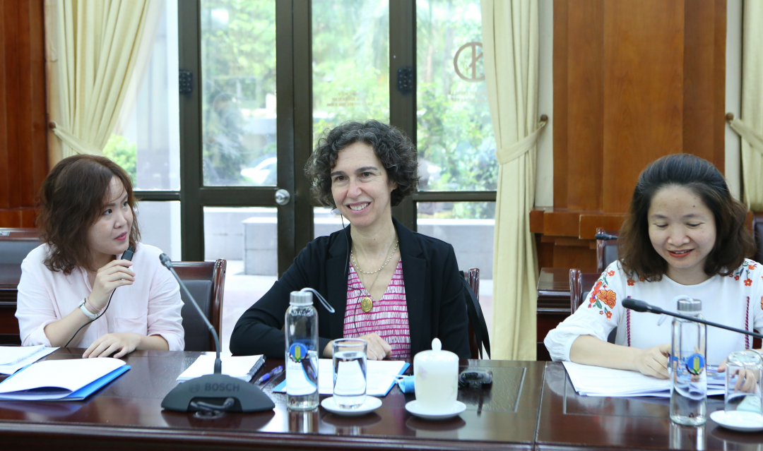 Bà Lesley Miller - Phó Trưởng đại diện Quỹ Nhi đồng Liên Hợp Quốc (Unicef) tại Việt Nam nêu những vấn đề ưu tiên trong hợp tác giữa Unicef và Bộ NN-PTNT giai đoạn 2022 - 2026. Ảnh: Minh Phúc.
