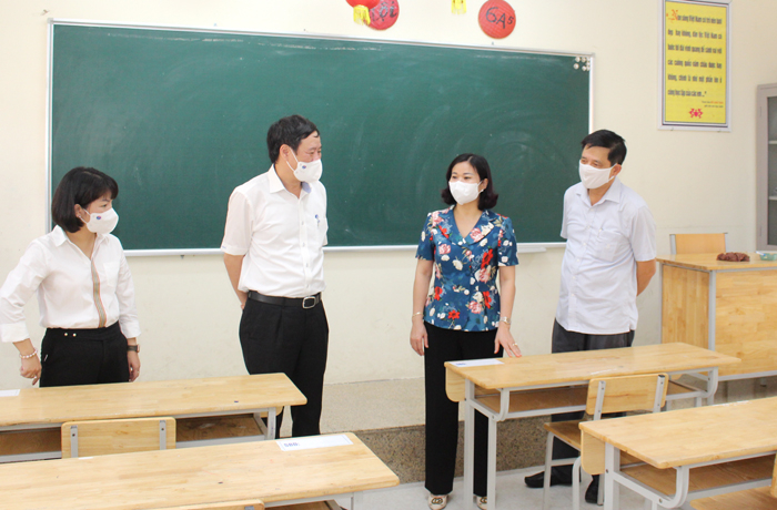 Phó Bí thư Thường trực Thành ủy Nguyễn Thị Tuyến kiểm tra công tác chuẩn bị kỳ thi tại Trường THCS Ngũ Hiệp.