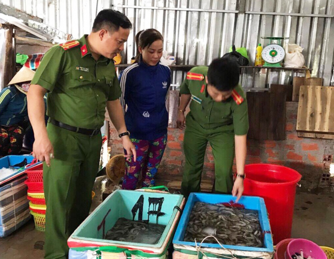 Một thương lái thu gom 659 kg tôm sú nguyên liệu có chứa tạp chất tại Cà Mau vào ngày 22/4 bị lực lượng công an phát hiện, thu giữ.