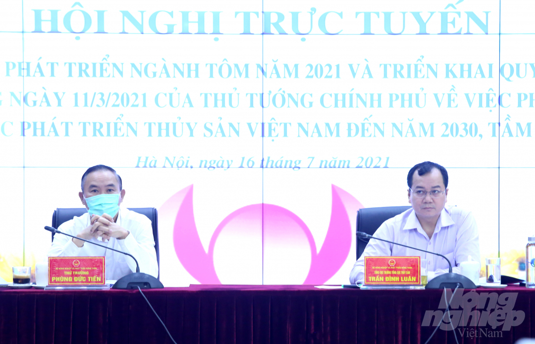 Thứ trưởng Phùng Đức Tiến và ông Trần Đình Luân - Tổng cục trưởng Tổng cục Thủy sản chủ trì hội nghị.