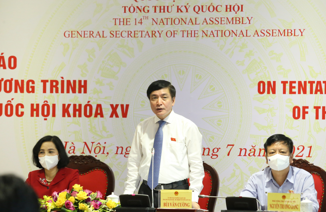 Tổng Thư ký Quốc hội Bùi Văn Cường tổ chức họp báo về dự kiến chương trình kỳ họp thứ Nhất, Quốc hội khóa XV tại Hà Nội vào chiều 17/7. Ảnh: Minh Phúc.