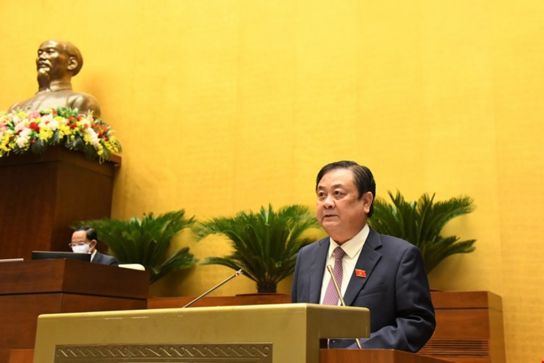 Bộ trưởng Bộ NN-PTNT Lê Minh Hoan thừa ủy quyền của Thủ tướng trình bày tờ trình về chủ trương đầu tư Chương trình mục tiêu quốc gia Xây dựng nông thôn mới giai đoạn 2021-2025. Ảnh: Quochoi.vn.