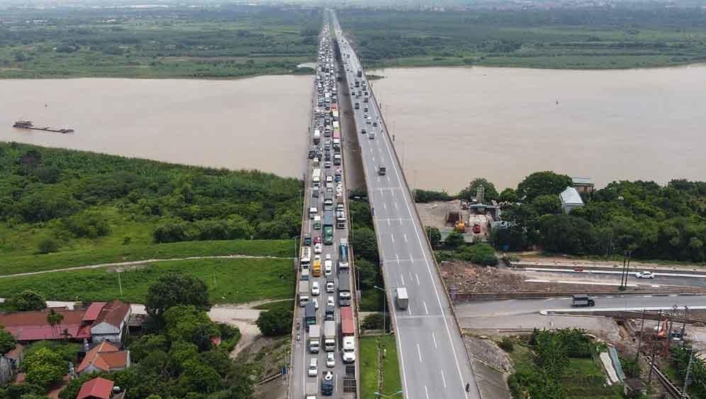 Cảnh ùn tắc kéo dài ở nút giao Phù Đổng trên Quốc lộ 1, đoạn giáp ranh giữa Hà Nội và Bắc Ninh vào sáng 24/7. Ảnh: Đoàn Bổng.