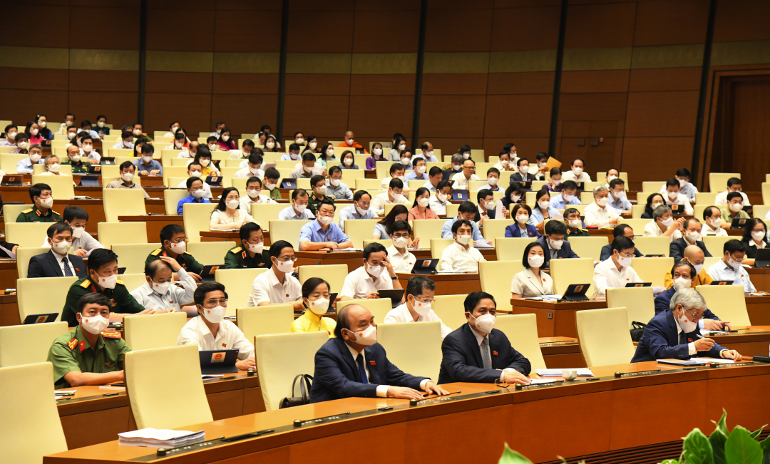 Các đại biểu tham dự phiên thảo luận tại hội trường Quốc hội vào sáng 27/7. Ảnh: Quốc hội.