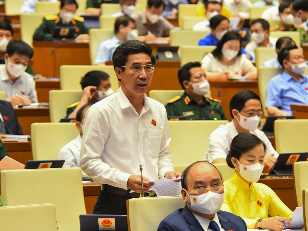 Tran Chi Cuong, member of Da Nang provincial National Assembly Delegation discusses at the NA Hall.