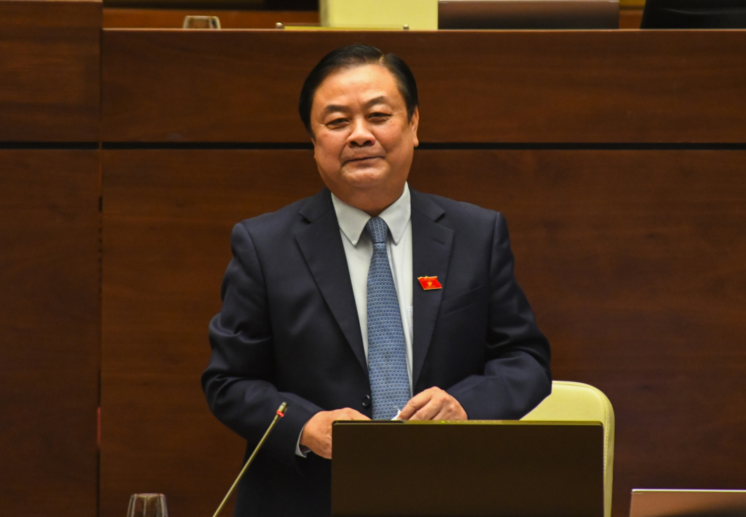 Bộ trưởng Bộ NN-PTNT Lê Minh Hoan trình bày, làm rõ các vấn đề ĐBQH quan tâm. Ảnh: Quốc hội.