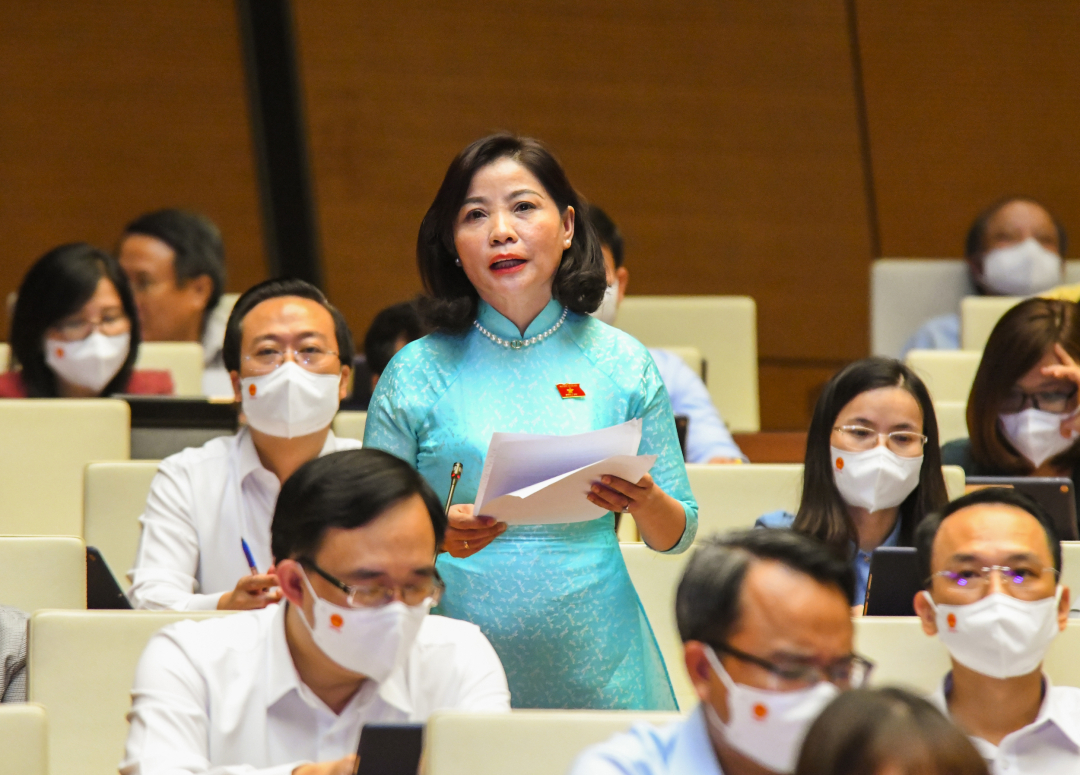 Nguyen Thi Thu Nguyet, member of Dak Lak Provincial National Assembly Delegation discusses at the NA Hall in the morning of July 27.