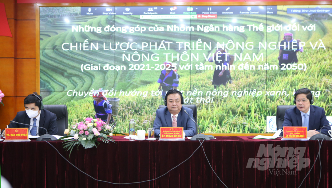 Minister Le Minh Hoan (centre) and former Minister of Agriculture and Rural Development Cao Duc Phat (left) and Deputy Minister Le Quoc Doanh chaired a consultation meeting between the MARD and international partners. Photo: Minh Phuc.