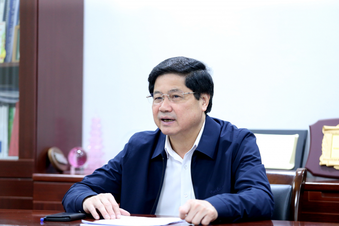 Thứ trưởng Bộ NN-PTNT trao đổi với phóng viên Báo Nông nghiệp Việt Nam. Ảnh: Minh Phúc.