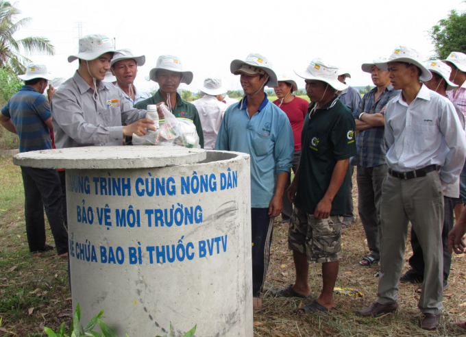 Nông dân Gò Dầu thu gom rác thải thuốc bảo vệ thực vật cho vào thùng để tiêu huỷ.