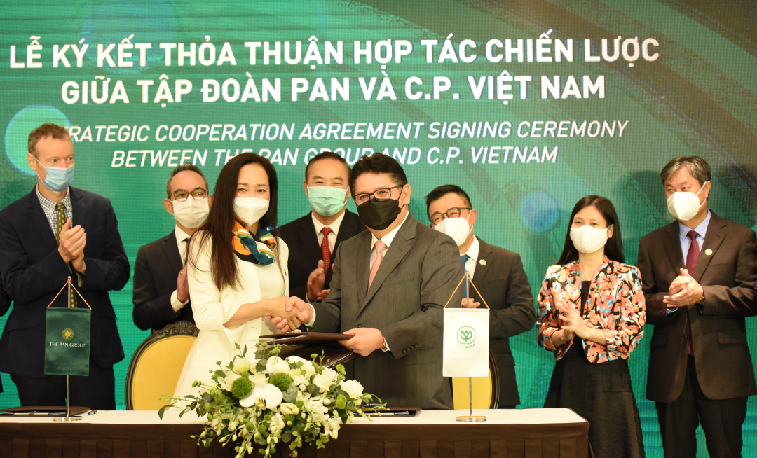 Đại diện Tập đoàn PAN và C.P Việt Nam ký kết chương trình hợp tác chiến lược. Ảnh: Minh Phúc.