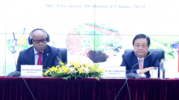 Ông Rémi Nono Womdim, Trưởng đại diện Tổ chức Lương thực và Nông nghiệp của Liên Hợp Quốc (FAO) tại Việt Nam và Bộ trưởng Bộ NN-PTNT Lê Minh Hoan. Ảnh: Minh Phúc.