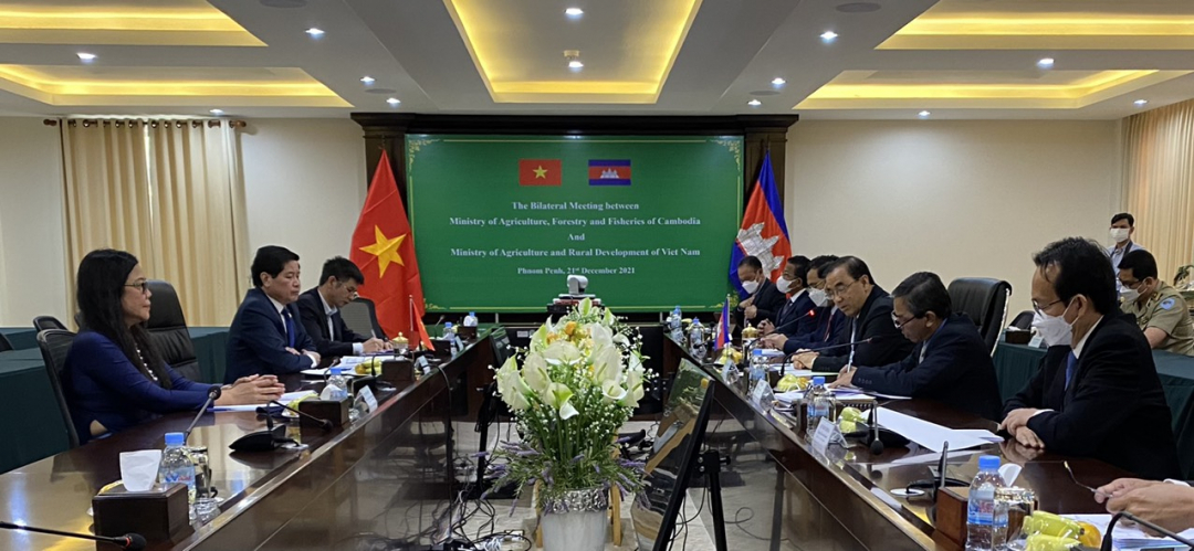 Cuộc gặp song phương giữa Đoàn đại biểu Bộ NN-PTNT Việt Nam với Đoàn đại biểu Bộ Nông, Lâm, Ngư nghiệp do Bộ trưởng Bộ Nông, Lâm, Ngư nghiệp Campuchia tại Phnom Penh. Ảnh: Ngọc Mậu.