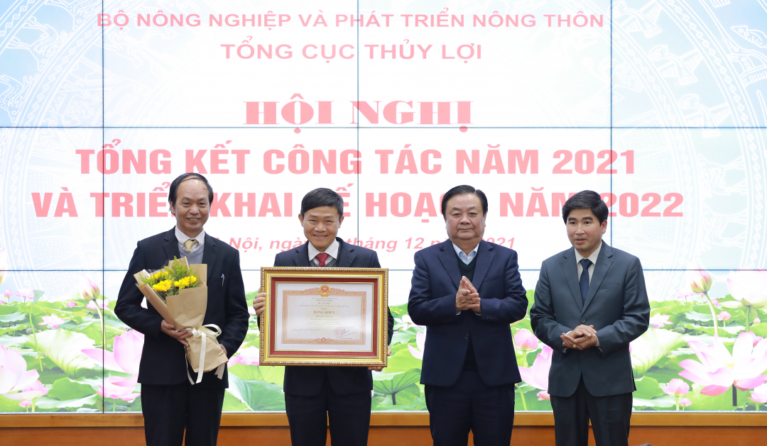 Bộ trưởng Bộ NN-PTNT tặng bằng khen cho các tập thể hoàn thành xuất sắc nhiệm vụ công tác năm 2021. Ảnh: Nguyễn Sinh.