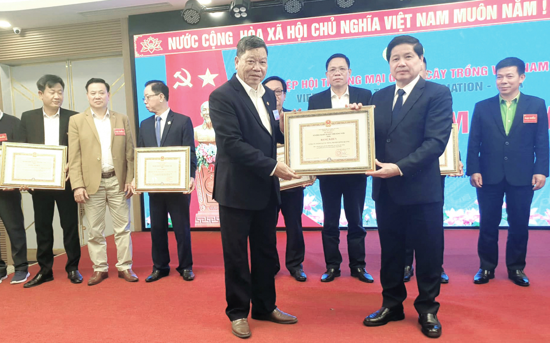Thứ trưởng Bộ NN-PTNT Lê Quốc Doanh (bền trái) trao Bằng khen của Bộ trưởng Bộ NN-PTNT cho Công ty TNHH Vật tư Nông nghiệp Hồng Quang.