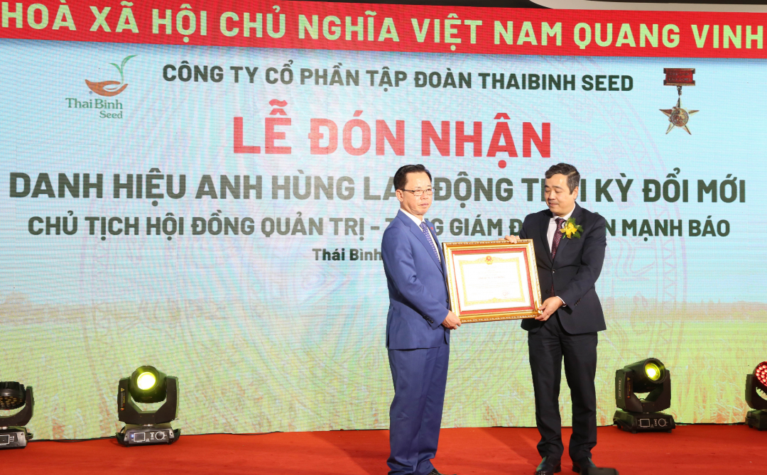 Ông Trần Mạnh Báo - Chủ tịch HĐQT kiêm Tổng Giám đốc Tập đoàn ThaiBinh Seed vinh dự đón nhận Danh hiệu Anh hùng Lao động thời kỳ đổi mới. Ảnh: Minh Phúc.