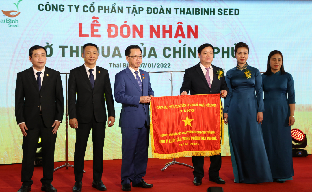 Tập thể lãnh đạo Tập đoàn ThaiBinh Seed vinh dự đón nhận Cờ Thi đua của Thủ tướng Chính phủ. Ảnh: Minh Phúc.