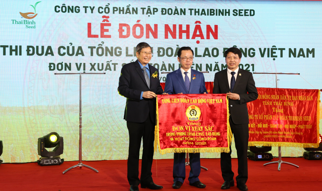 Tập đoàn ThaiBinh Seed vinh dự đón nhận Cờ Thi đua của Tổng Liên đoàn Lao động Việt Nam. Ảnh: Minh Phúc.