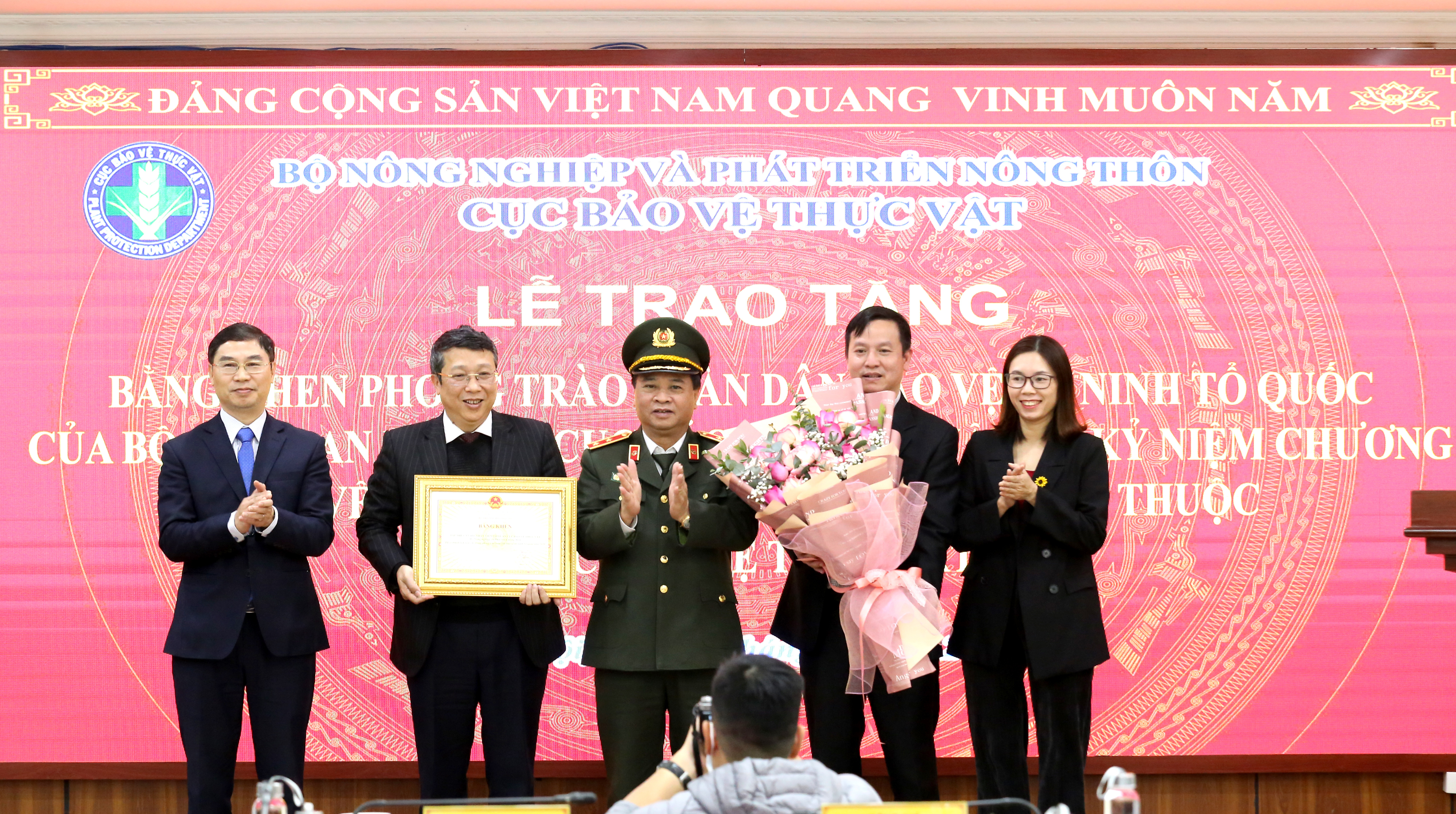 Trung tướng Nguyễn Đình Thuận (giữa), Cục trưởng Cục An ninh kinh tế, Bộ Công an chúc mừng tập thể Cục Bảo vệ thực vật (Bộ NN-PTNT) được nhận Bằng khen của Bộ trưởng Bộ Công an. Ảnh: Minh Phúc.