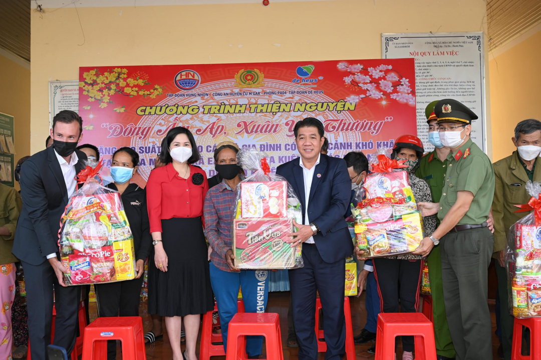 Đại diện 2 Tập đoàn trao tặng quà cho các gia đình có hoàn cảnh khó khăn tại huyện Cư M'gar.