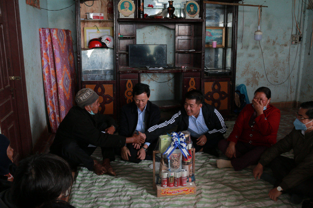Hành trình 'Xuân Yêu Thương' thăm hỏi gia đình chính sách, có công với cách mạng trên địa bàn xã Đăk Plô.