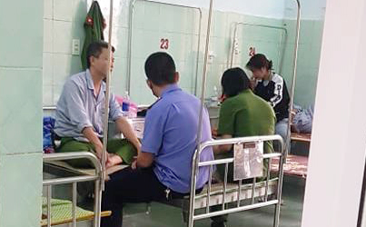 Đại úy Võ Đức Hải đang điều trị tại BV Đa khoa huyện Quảng Ninh. Ảnh: H.P.
