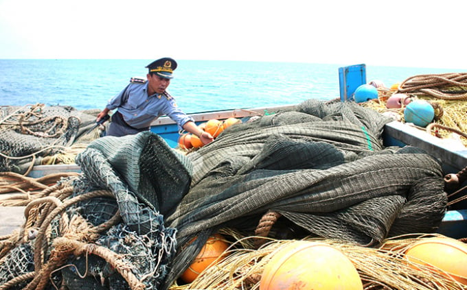 Lực lượng Thanh tra Thủy sản (Chi cục Thủy sản Quảng Bình) thực hiện kiểm tra  tàu cá xuất bến. Ảnh: Tâm Phùng.