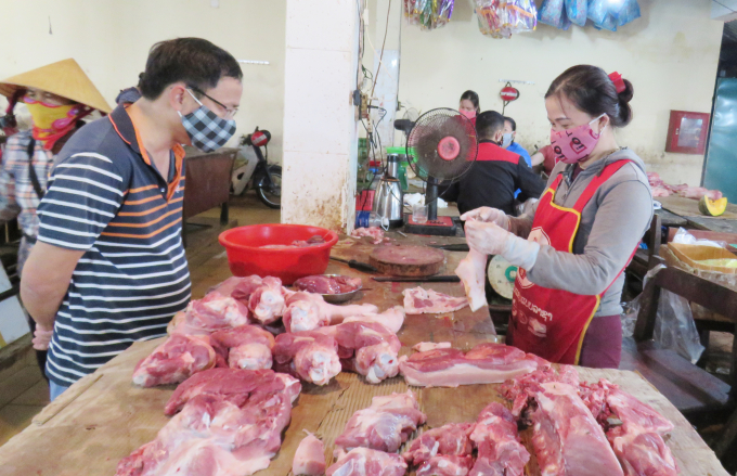 Thịt lợn tại Quảng Bình vẫn giữ nguyên giá như trước đây, 150 ngàn đồng/kg. Ảnh T.P