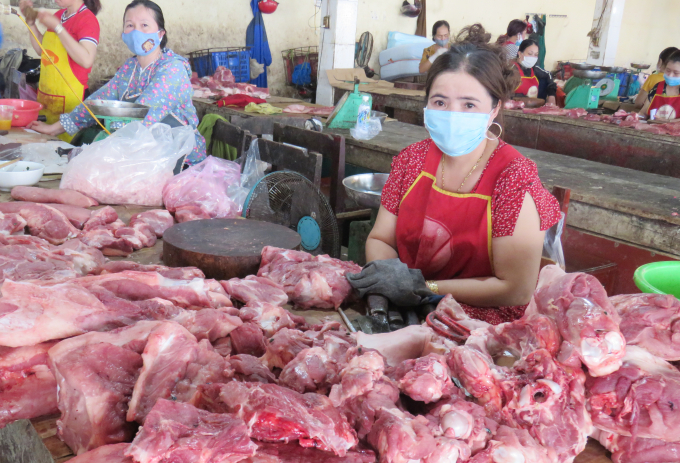 Sức mua thịt lợn tại chợ Đồng Hới cũng giảm đáng kể. Thay vì lấy mỗi ngày cả tạ thịt xương thì các tiểu thương chỉ lấy 40-50 kg. Ảnh: T.P.