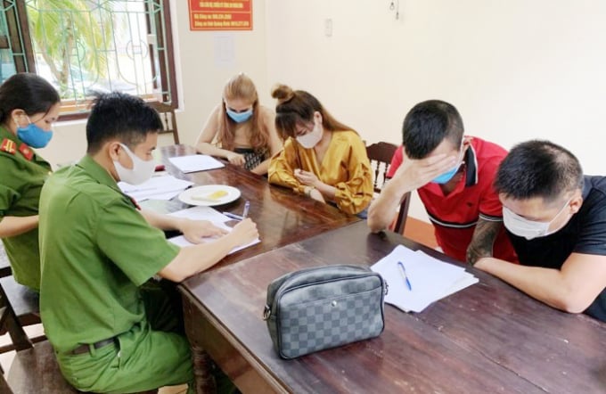Nhóm thanh niên “bay lắc” ở KS Anh Linh 2 tại cơ quan CA thành phố Đồng Hới. Ảnh: H.P.