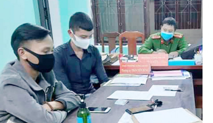 2 đối tượng sử dụng ma túy gần khu khu cách ly bị bắt tại Công xã Trung Trạch (huyện Bố Trạch - Quảng Bình). Ảnh: Tâm Phùng.