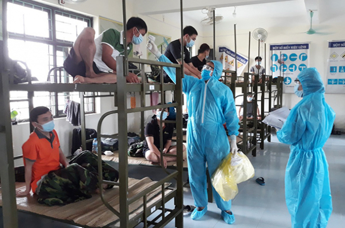 Nhân viên y tế thăm hỏi, phát khẩu trang miễn phí cho công dân đang thực hiện cách ly tập trung tại Quảng Bình. Ảnh: N.H.